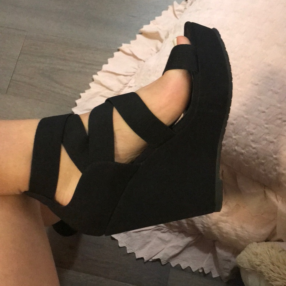 Steve Madden black wedges